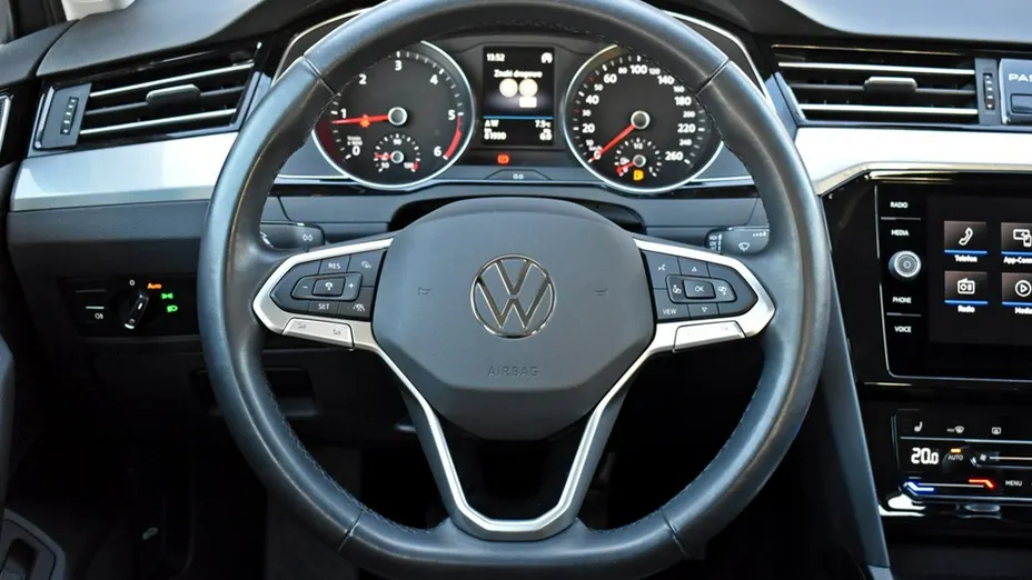 VOLKSWAGEN Passat -