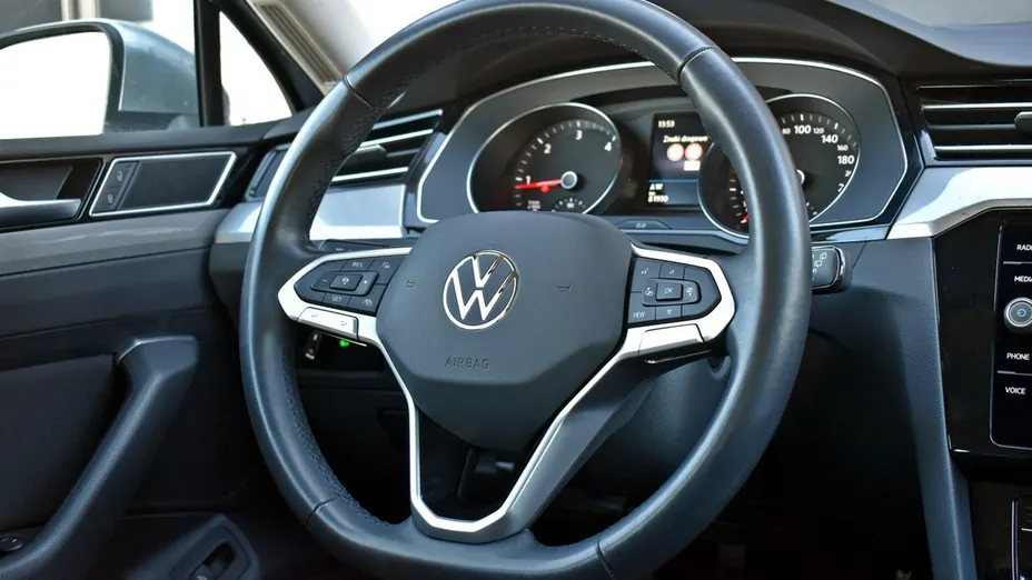 VOLKSWAGEN Passat -