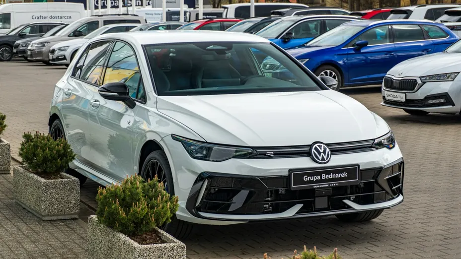 VOLKSWAGEN Golf -