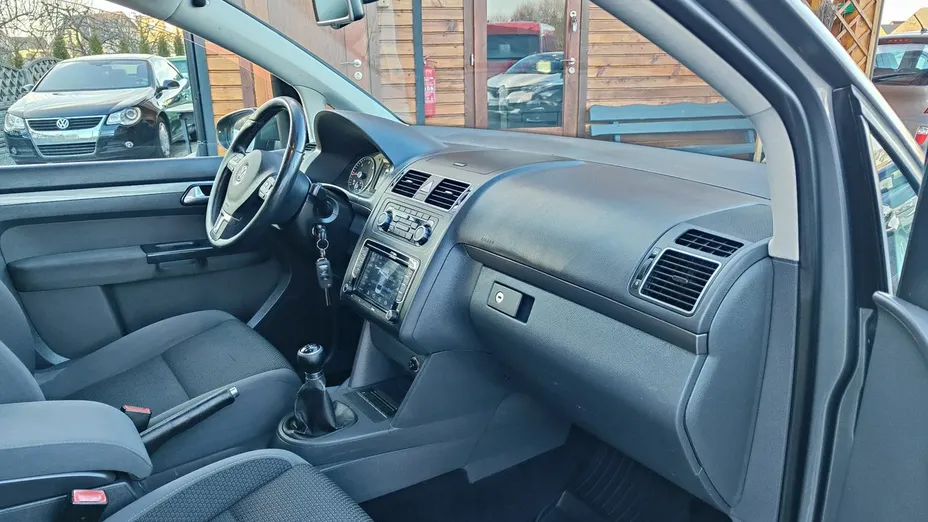 VOLKSWAGEN Touran -