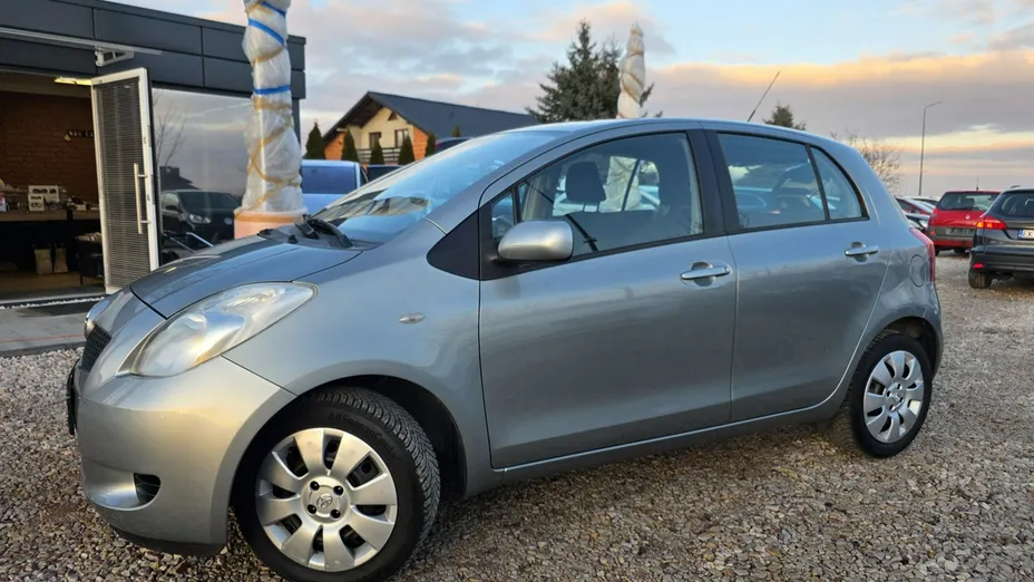 TOYOTA Yaris -