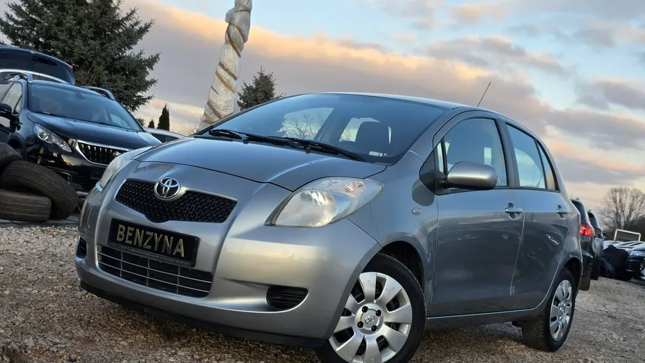 TOYOTA Yaris -