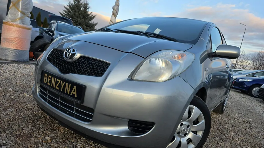 TOYOTA Yaris -