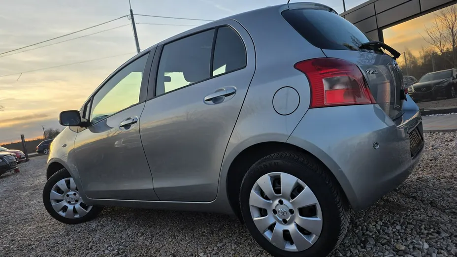 TOYOTA Yaris -