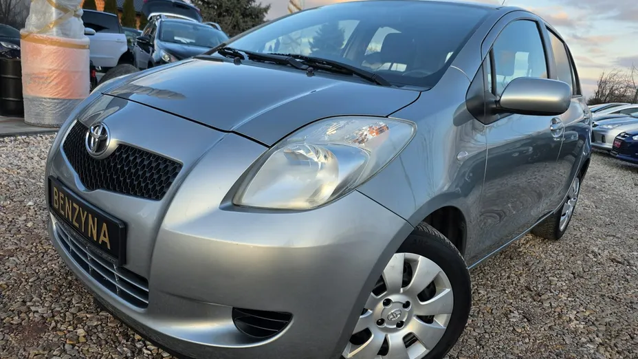 TOYOTA Yaris -