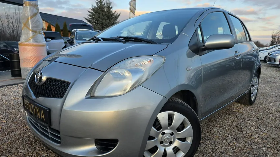 TOYOTA Yaris -