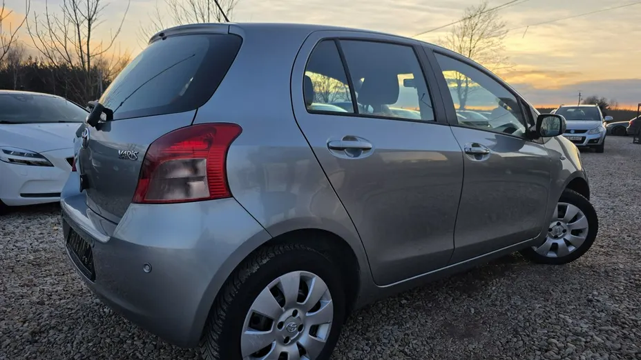 TOYOTA Yaris -