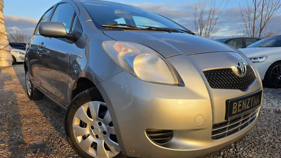 TOYOTA Yaris -