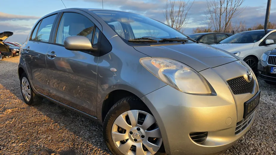 TOYOTA Yaris -