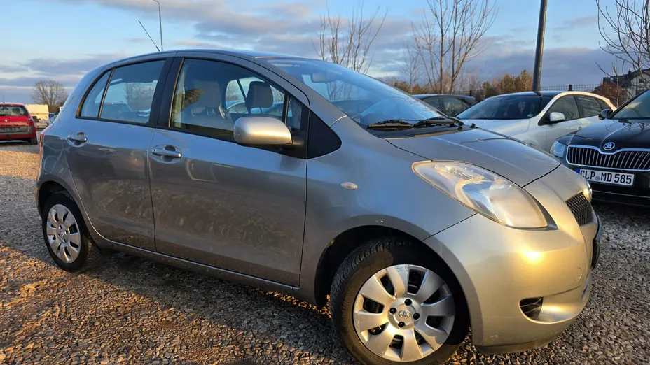 TOYOTA Yaris -
