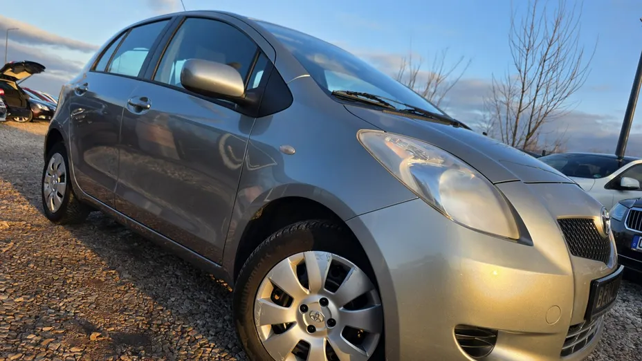 TOYOTA Yaris -