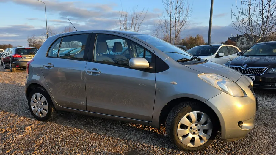 TOYOTA Yaris -