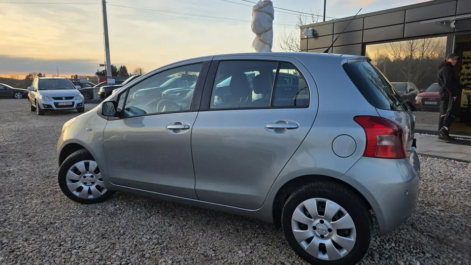 TOYOTA Yaris -