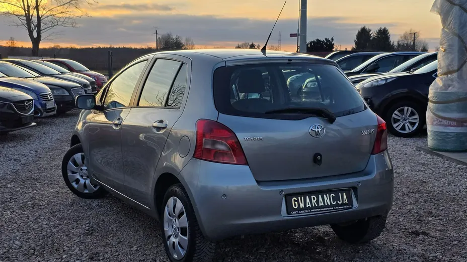 TOYOTA Yaris -