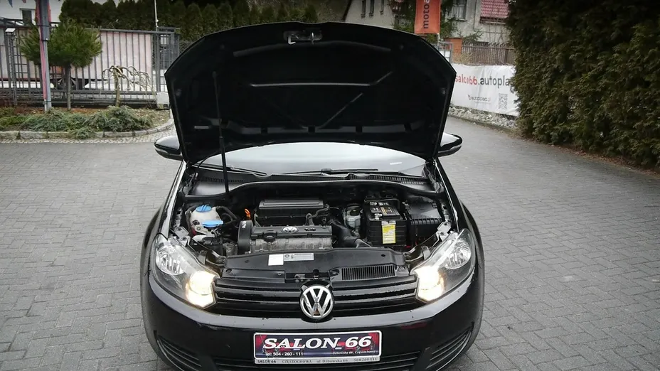 VOLKSWAGEN Golf -