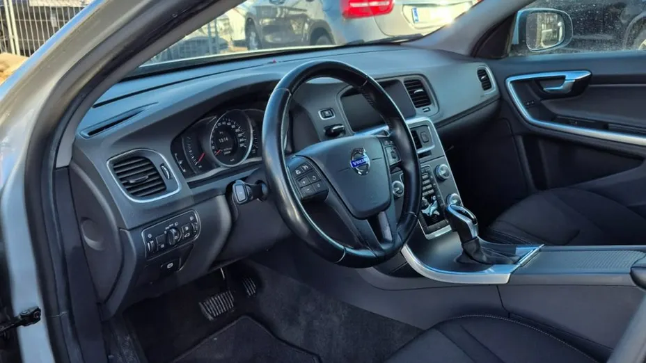 VOLVO V60 -