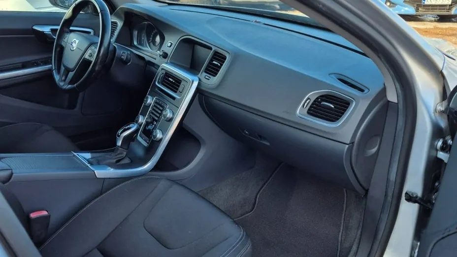 VOLVO V60 -