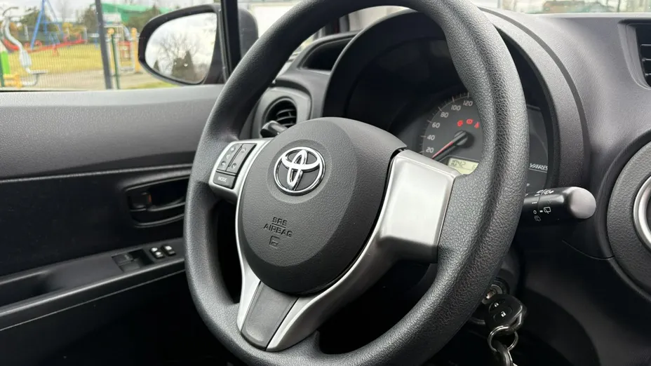 TOYOTA Yaris -