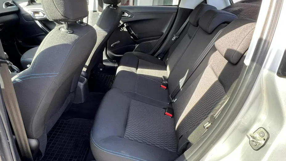 PEUGEOT 208 -