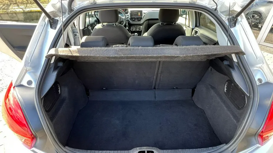 PEUGEOT 208 -