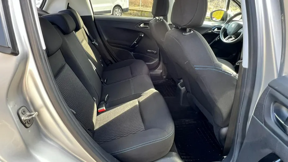 PEUGEOT 208 -