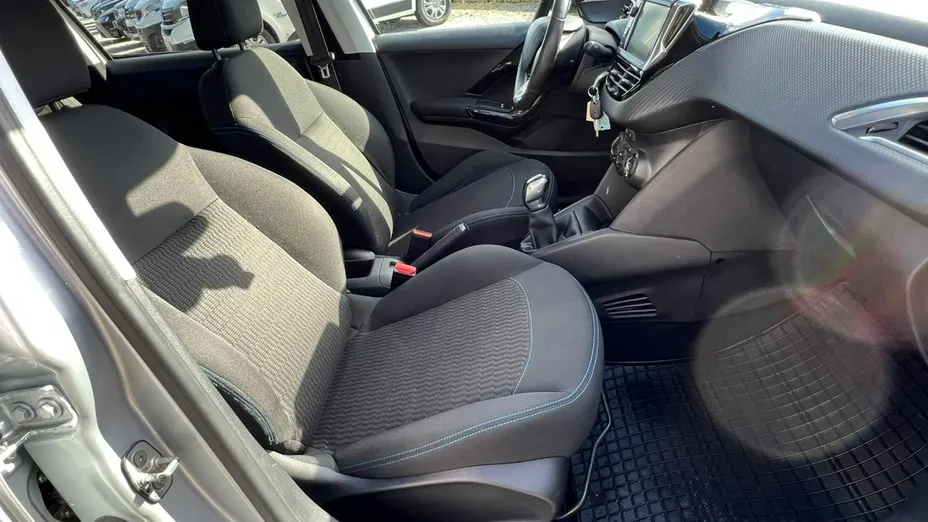 PEUGEOT 208 -