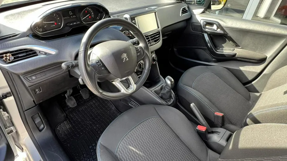 PEUGEOT 208 -