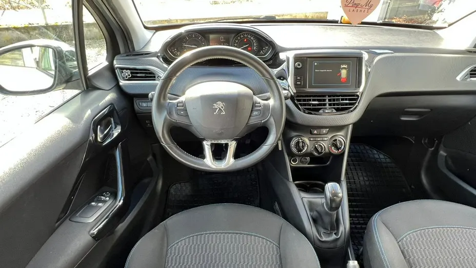 PEUGEOT 208 -