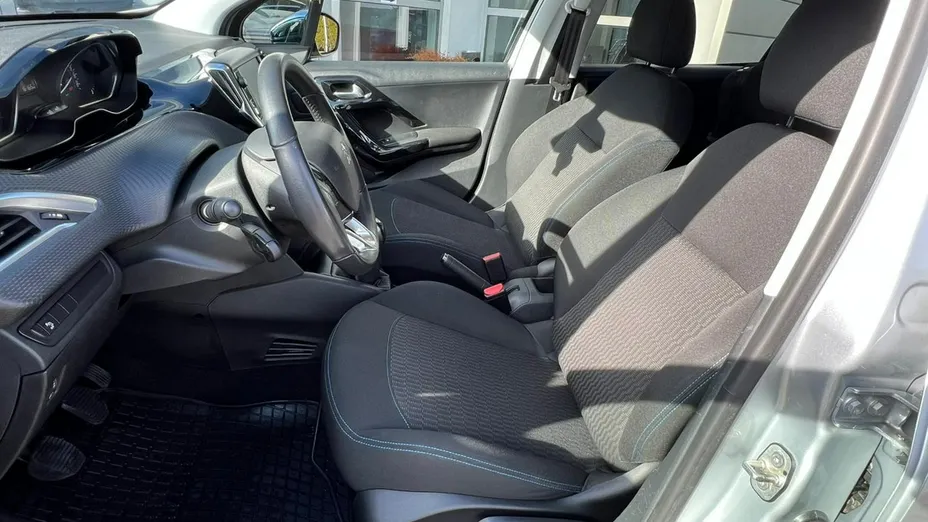 PEUGEOT 208 -