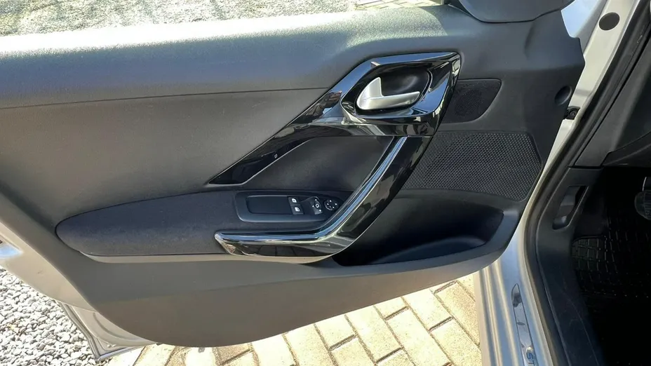 PEUGEOT 208 -