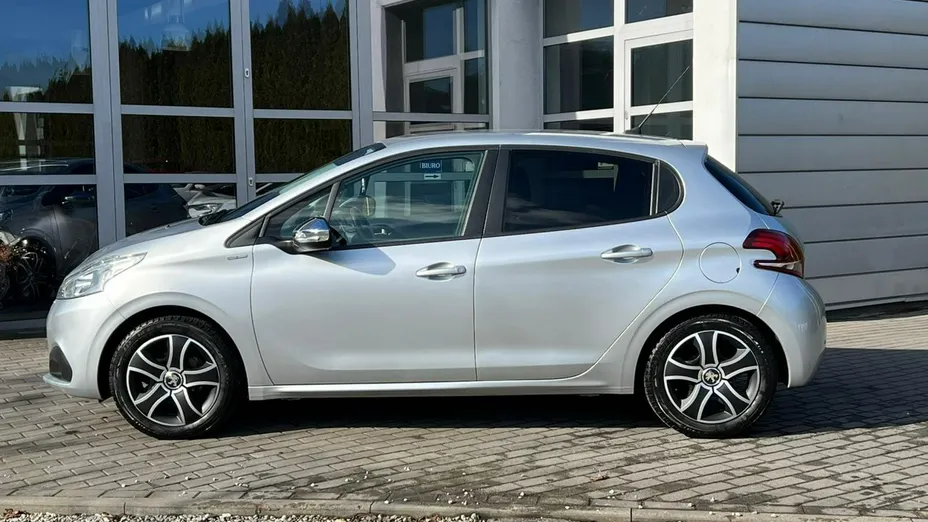 PEUGEOT 208 -