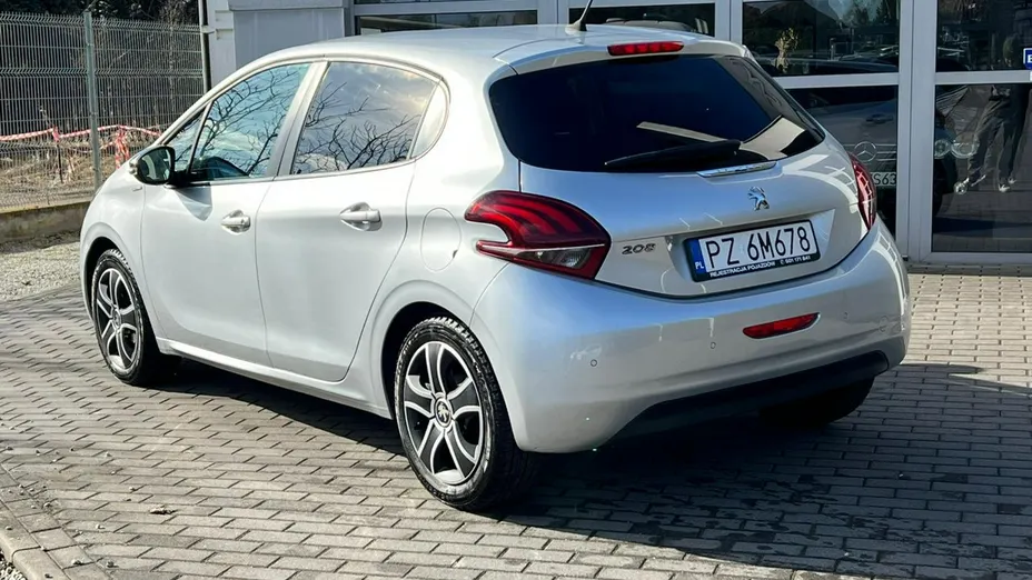 PEUGEOT 208 -