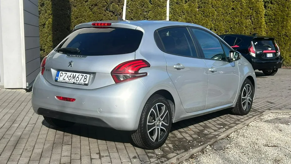 PEUGEOT 208 -