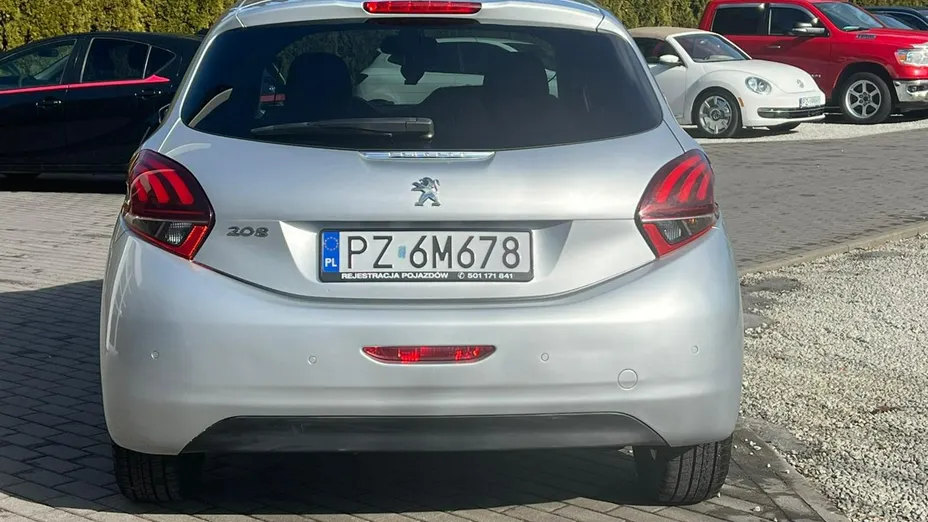 PEUGEOT 208 -