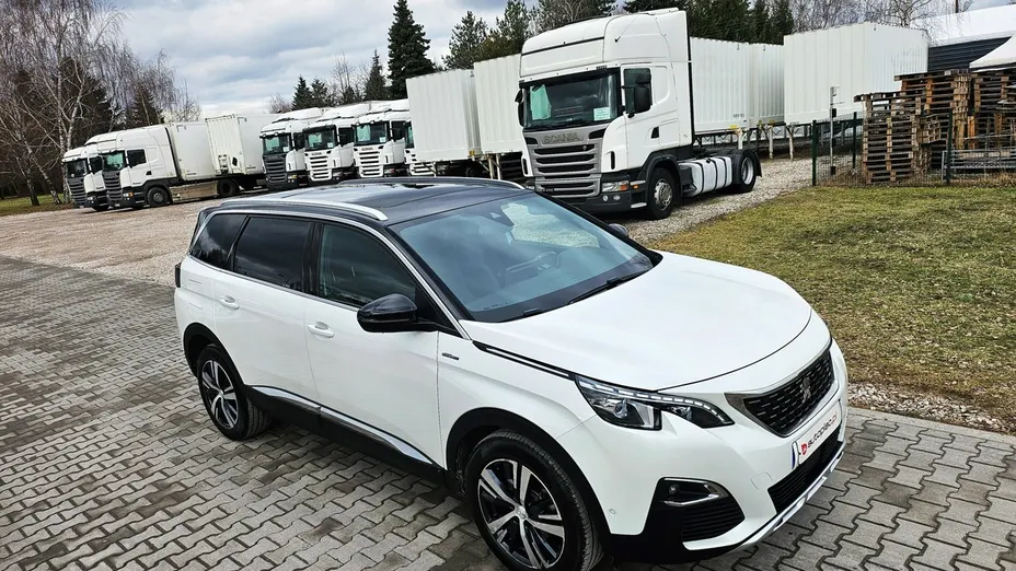 PEUGEOT 5008 -