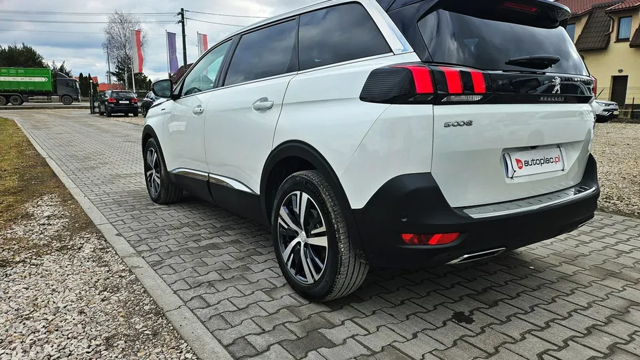 PEUGEOT 5008 -