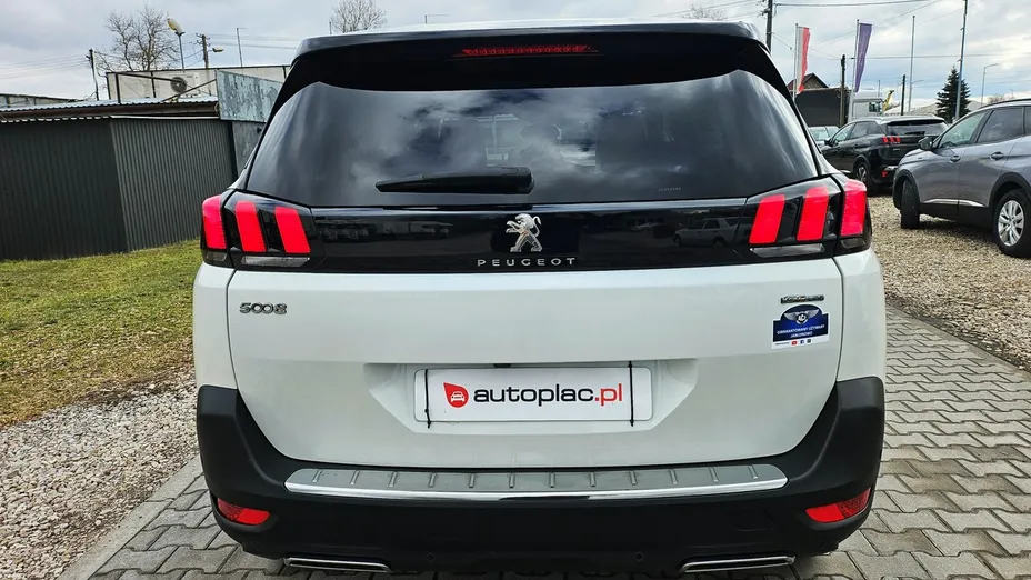 PEUGEOT 5008 -