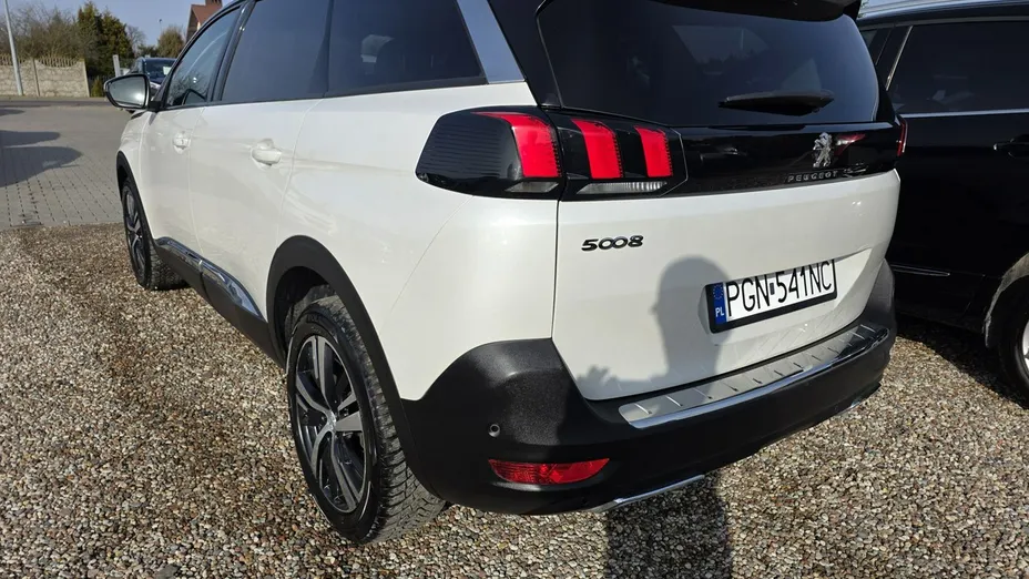 PEUGEOT 5008 -