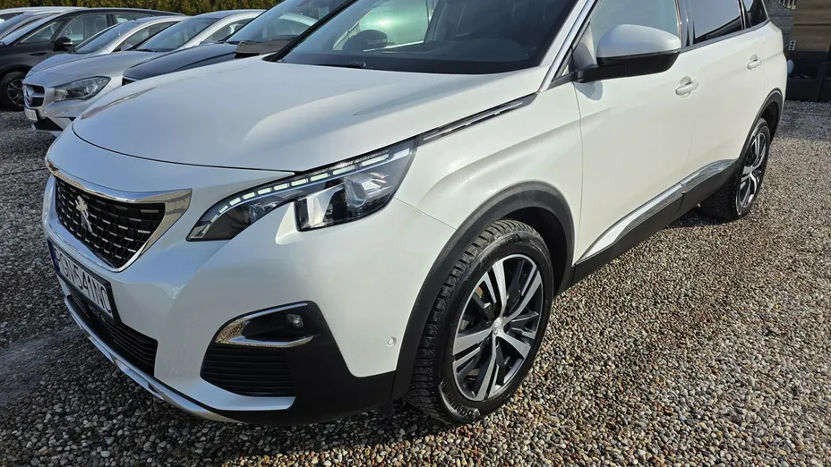 PEUGEOT 5008 -