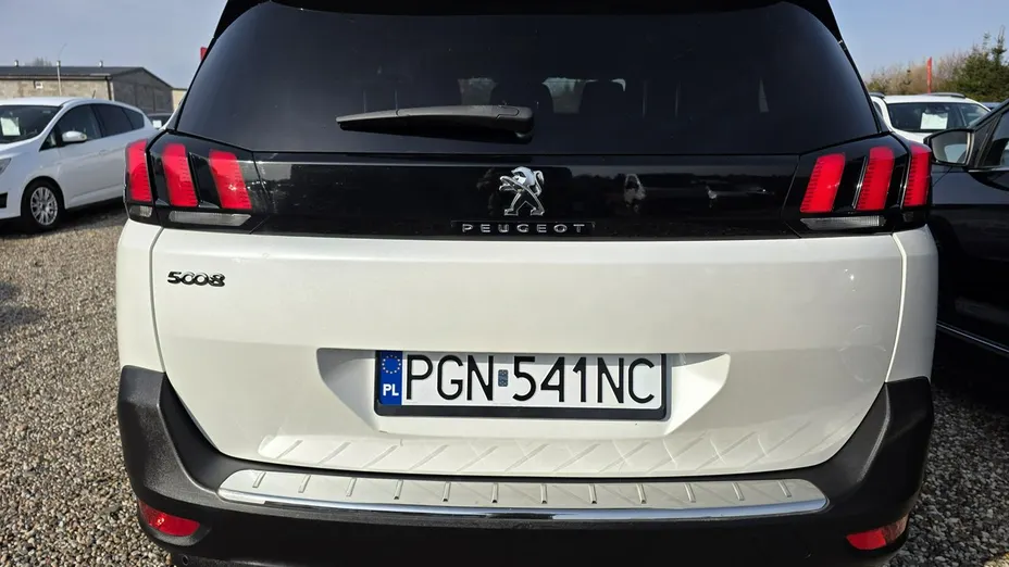 PEUGEOT 5008 -