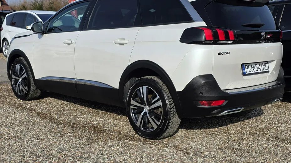 PEUGEOT 5008 -