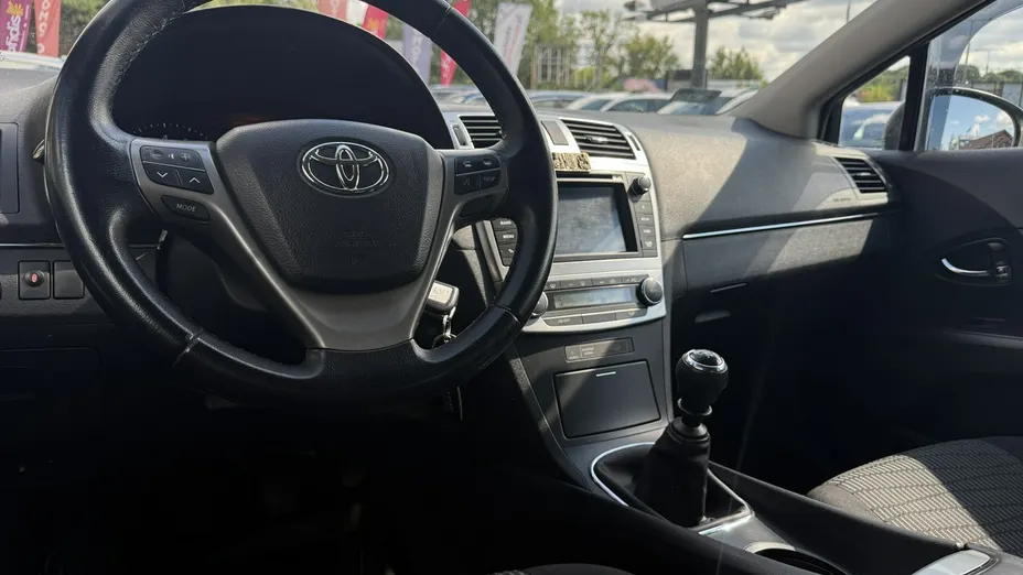 TOYOTA Avensis -