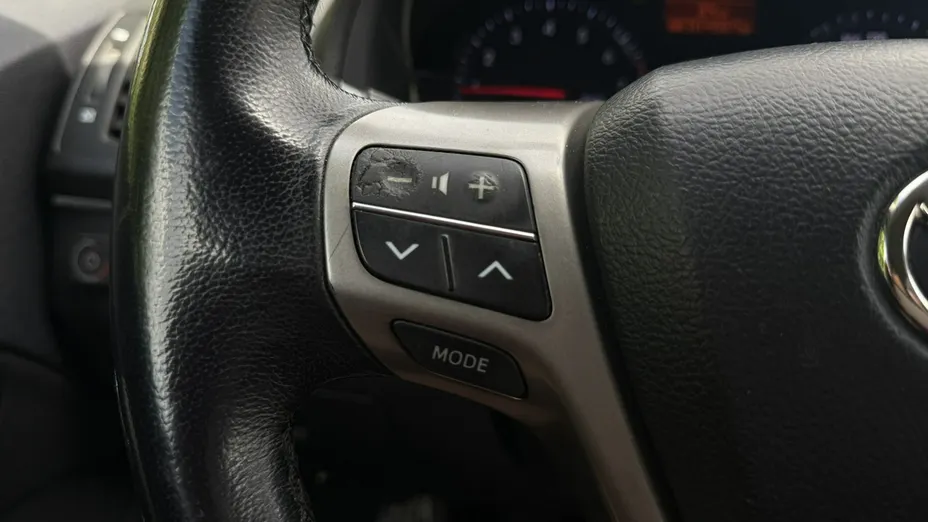TOYOTA Avensis -
