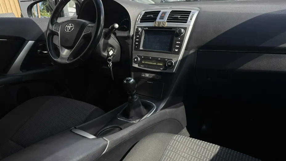 TOYOTA Avensis -