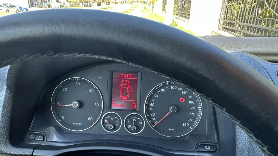 VOLKSWAGEN Golf -