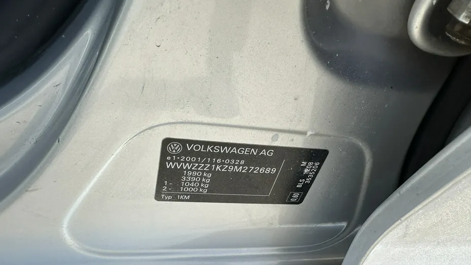 VOLKSWAGEN Golf -