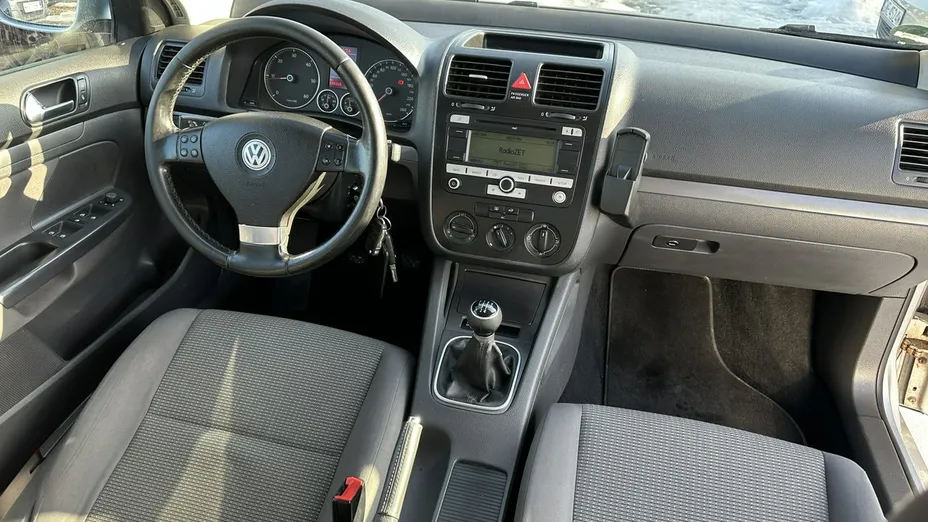 VOLKSWAGEN Golf -
