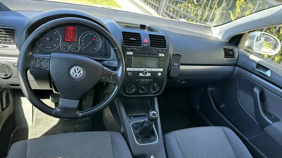 VOLKSWAGEN Golf -
