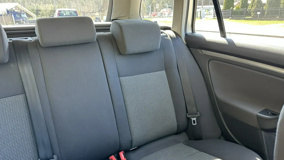 VOLKSWAGEN Golf -
