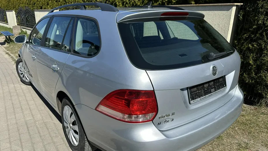VOLKSWAGEN Golf -